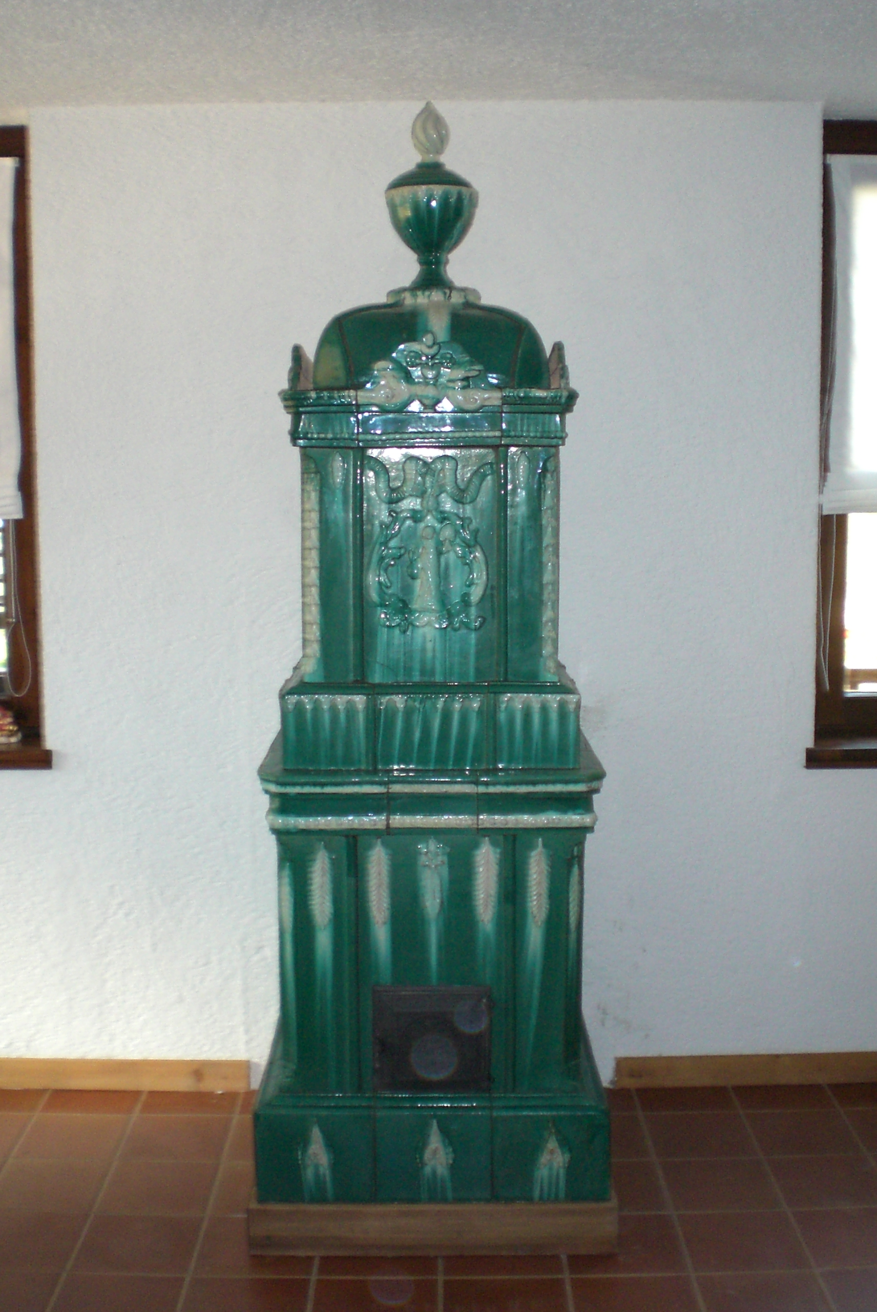 Stufe in maiolica, antiche e moderne in val di sole, trentino