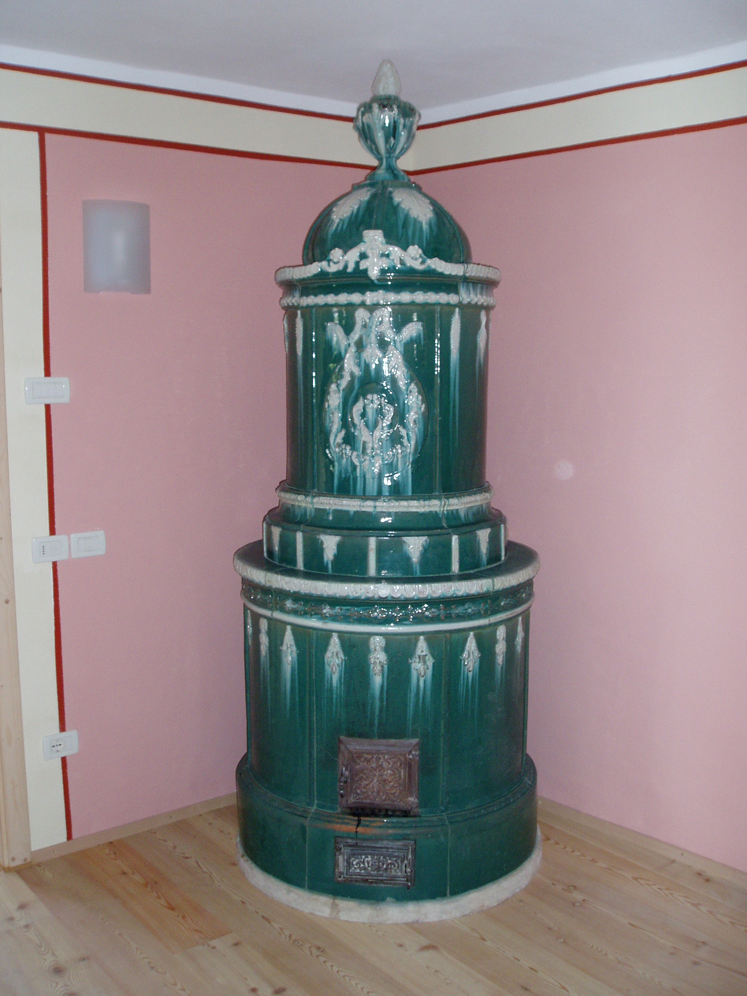 Stufe in maiolica, antiche e moderne in val di sole, trentino